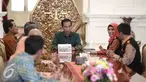 Presiden Joko Widodo (Jokowi) menerima Tim Sensus Ekonomi Badan Pusat Statistik (BPS) di Istana Negara, Jakarta, Rabu (25/5/2016). Kedatangan tim Sensus Ekonomi BPS untuk mendata sensus ekonomi kepada Presiden Jokowi. (Liputan6.com/Faizal Fanani)