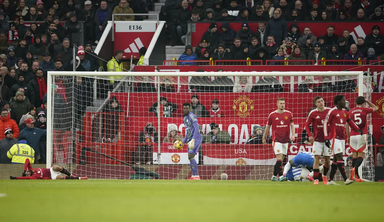 Ekspresi kecewa pemain Manchester United setelah gawangnya dibobol oleh pemain Brighton, Kaoru Mitoma pada laga lanjutan Liga Inggris 2024/2025 yang berlangsung di Old Trafford, Manchester, Inggris, Minggu (19/01/2025). (AP Photo/Dave Thompson)