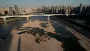 Foto udara memperlihatkan kondisi Sungai Jialing, anak Sungai Yangtze, di Kota Chongqing, China, Rabu (24/8/2022). Kekeringan yang memecahkan rekor telah menyebabkan beberapa sungai di China - termasuk bagian dari Yangtze - mengering. (Noel Celis/AFP)