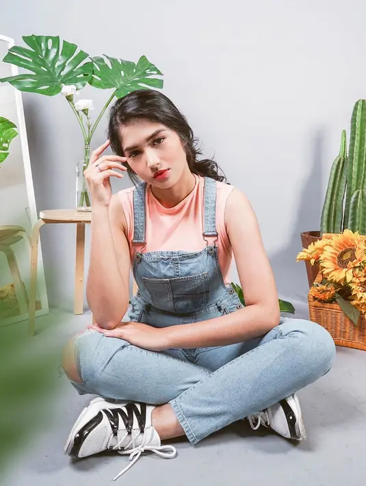 Ochi Rosdiana kali ini tampil dengan gaya kasual. Ia mengenakan overall jeans yang dipadukan dengan tank top turtleneck berwarna pastel. Sneaker yang memiliki perpaduan warna putih dan hitam itu membuat penampilan wanita 21 tahun ini semakin kece. (Liputan6.com/IG/@ochi24)
