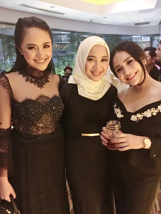 "Tapi kalo menurut aku itu satu paket. Karena kalau kita udah memutuskan untuk berhijab kita juga jadi punya tanggung jawab untuk menunjukkan Islam seperti apa kepada masyarakat," lanjutnya. (Instagram/chafrederica)