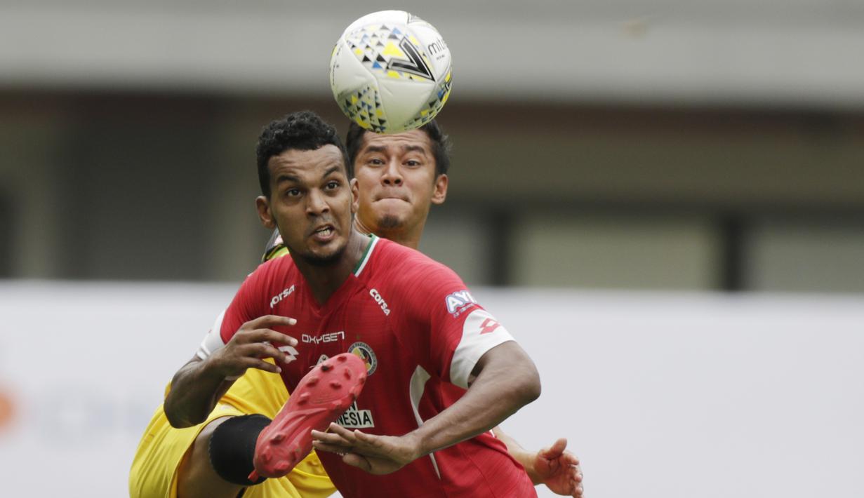 Pemain Bhayangkara FC, Indra Kahfi, berebut bola dengan pemain Semen Padang, Zitte Florent, pada laga Piala Presiden 2019 di Stadion Patriot, Jawa Barat, Minggu (3/3). Bhayangkara FC menang 4-2 atas Semen Padang. (Bola.com/M Iqbal Ichsan)