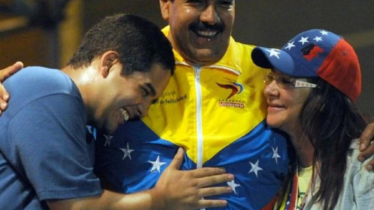 Presiden Venezuela Nicolas Maduro (tengah) bersama anaknya Nicolasito (kiri) dan istrinya (kanan) di sebuah acara di Caracas (AFP/Juan Barreto)