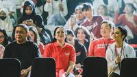 Krisdayanti menjamu Puan Maharani dalam badminton laga persahabatan partai ganda campuran yang digelar di Istora Senayan Jakarta, Minggu (14/1/2024). (Foto: Dok. Instagram @krisdayantilemos)