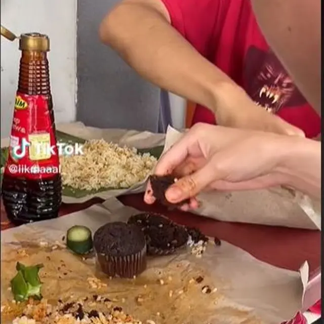 Viral Pria Makan Nasi Padang dengan Topping Brownies