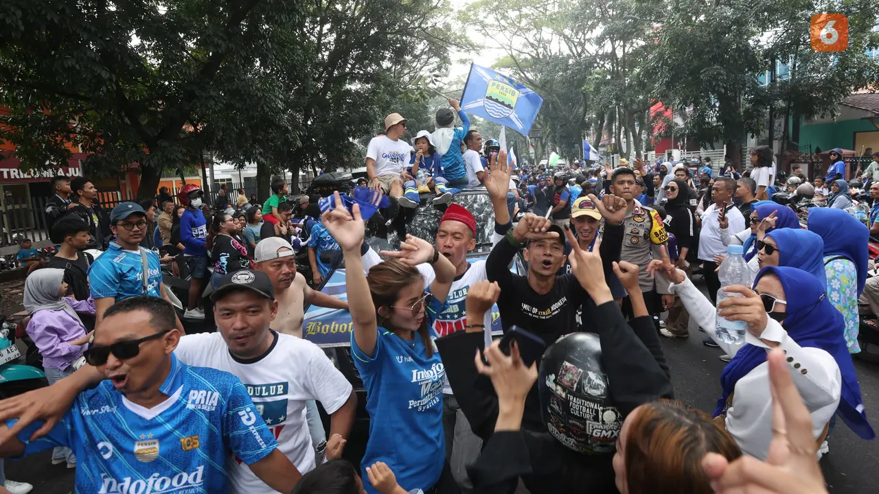 Foto: Sambut Kedatangan Skuad Persib usai Juara Championship Series BRI Liga 1 2023/2024, Bobotoh Lakukan Pawai di Kota Bandung