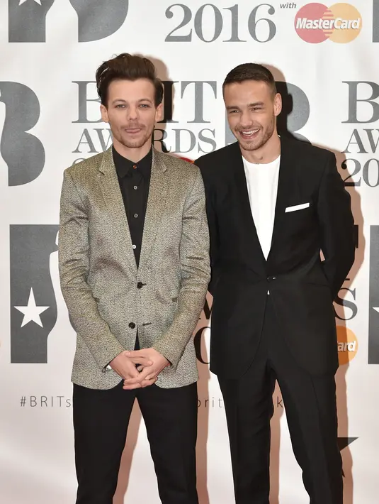 Louis yang malam itu tampil maksimal di panggung X-Factor. Melihat penampilan Louis saat itu, tak sedikit teman-temannya yang bangga pada Louis. (AFP/Bintang.com)