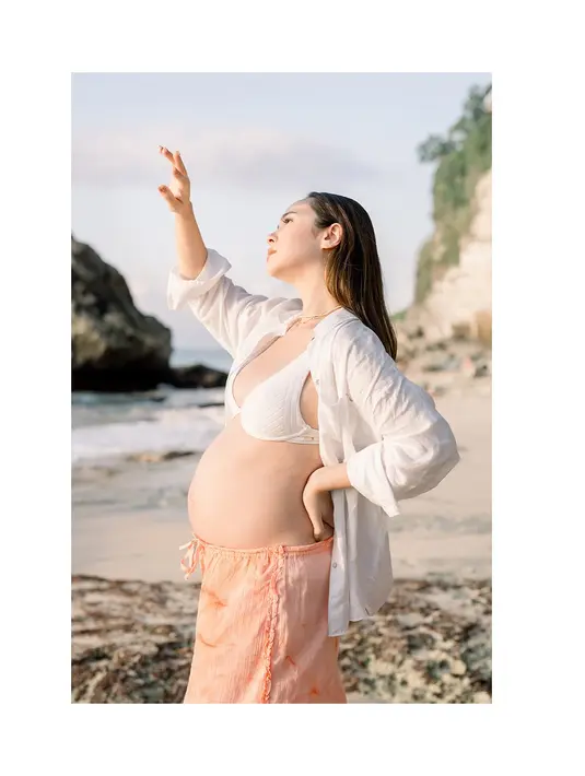 Pamela Bowie tak ragu pamerkan baby bump-nya dengan aura bumil glowing [@pammybowie]