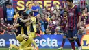 Ekpresi kekecewaan penyerang Barcelona, Lionel Messi (kanan) usai ditahan imbang Atletico Madrid di laga terakhir La Liga musim 2013-2014 di stadion Camp Nou, Barcelona, (18/5/2014). (AFP PHOTO/Lluis GENE)