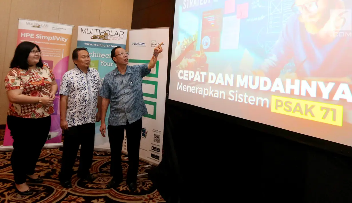 Solution and Infrastructure Business Director PT Multipolar Technology Tbk Jip Ivan Sutanto (kanan) berbincang dengan Division Head BankVision Andreas, dan Compliance & Presales Section Head Cindy Wiana di Jakarta, Senin (23/7). (Liputan6.com/HO/Palar)