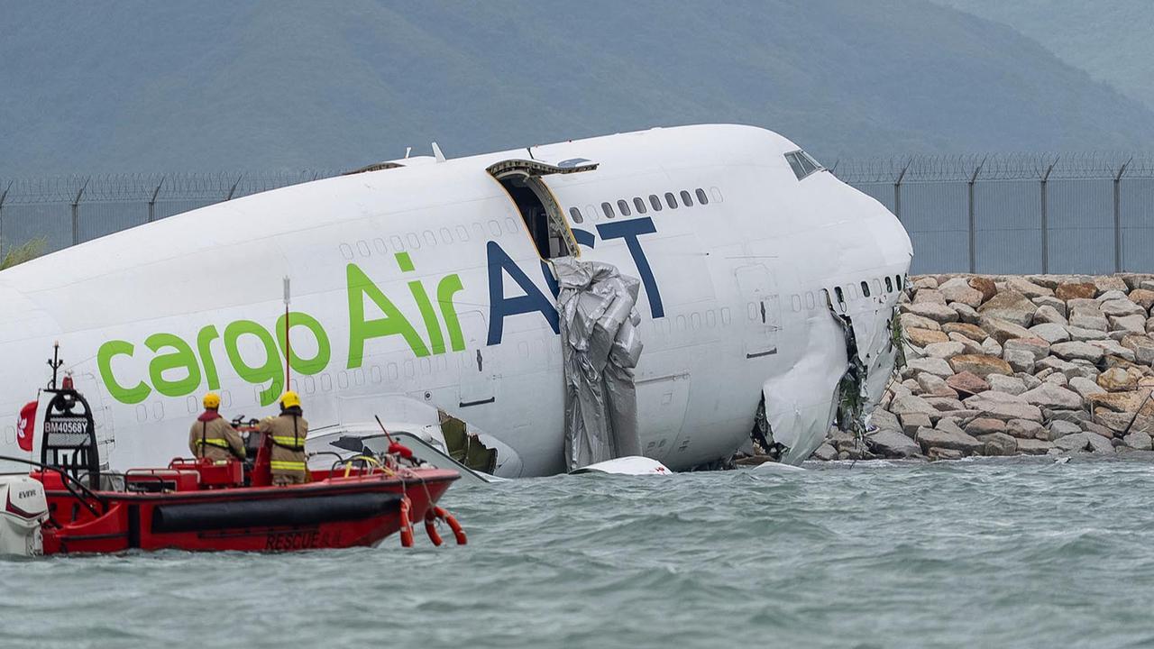 FOTO: Pesawat Kargo Tergelincir ke Laut di Bandara Hong Kong, Dua Tewas