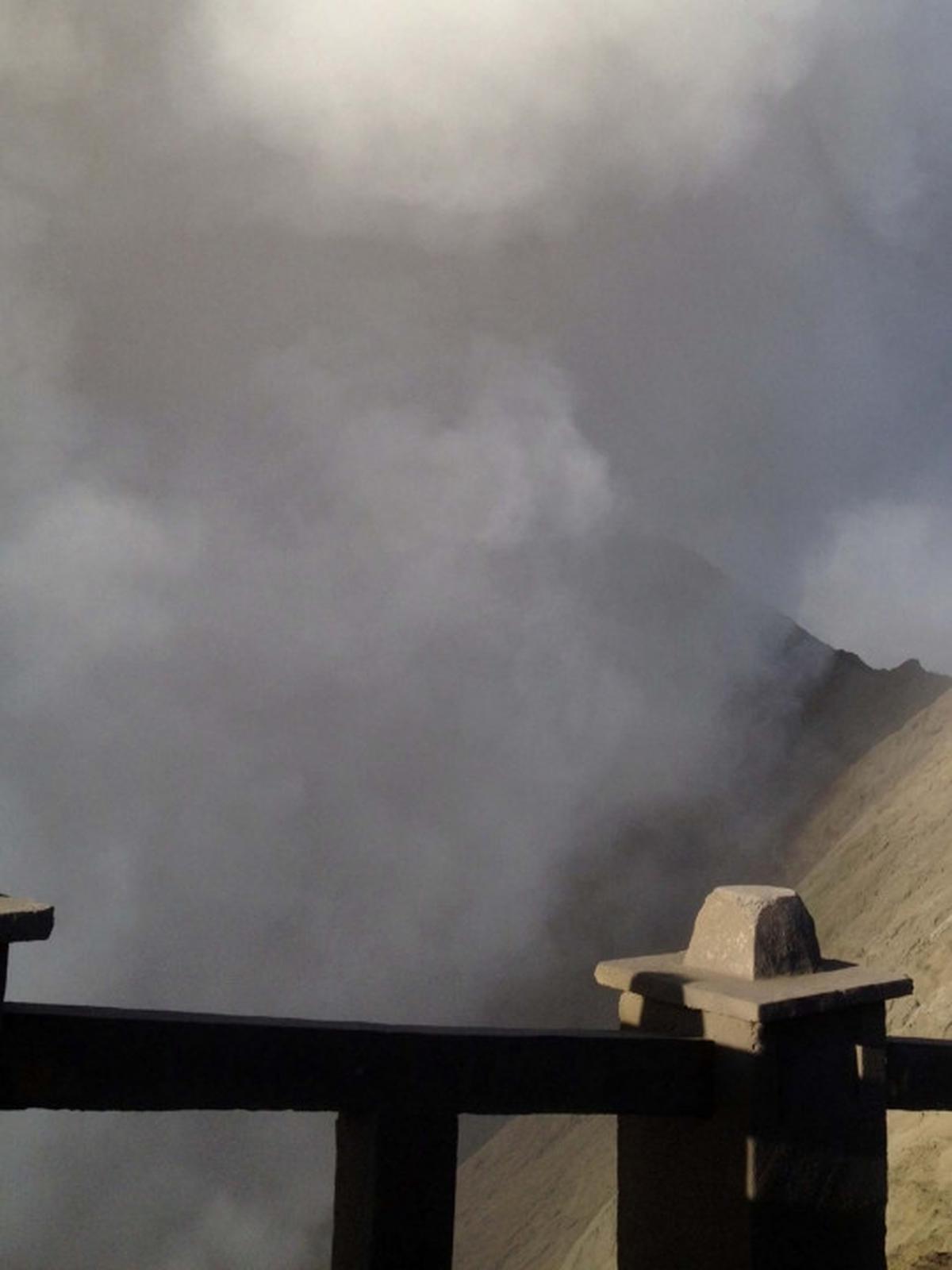 Gunung Bromo terus semburkan asap vulkanik