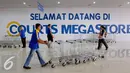 Karyawan mendorong troli untuk kebutuhan berbelanja konsumen di Megastore Courts, Tangerang Selatan, Sabtu (23/1/2016). Perusahan ritel tersebut mengusung tema rumah bagi konsep ritel inovatif. (Liputan6.com/Fery Pradolo)