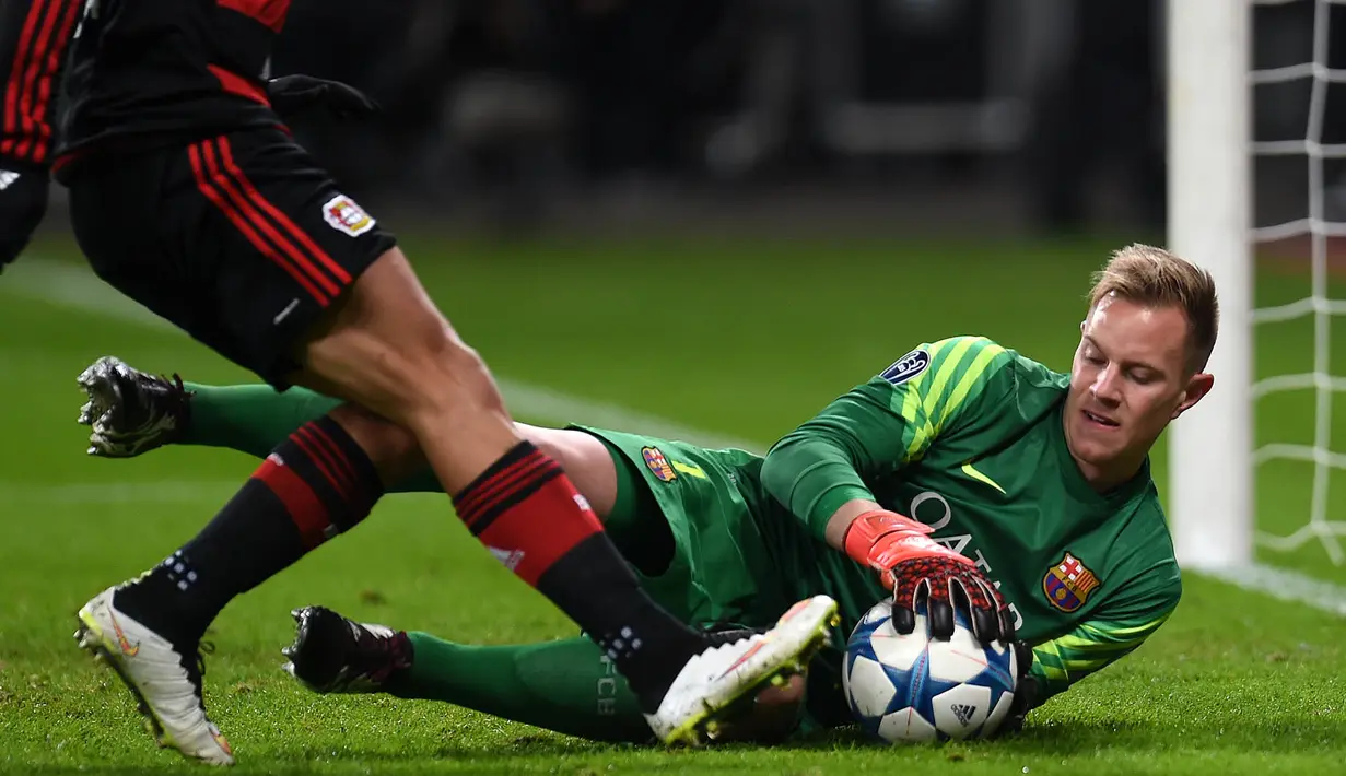 Kiper Barcelona, Marc-Andre Ter Stegen mengamankan bola dari pemain Laverkusen pada leg kedua grup E Liga Champions di Stadion Bay Arena, Laverkusen, Jerman, Kamis (10/12/2015) dini hari WIB.  (AFP Photo/Patrik Stollarz)