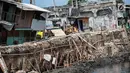 Sejumlah rumah hampir ambruk akibat amblesnya tanah di bantaran Anak Kali Ciliwung di Jalan Lodan Raya, Pademangan, Jakarta, Senin (19/11). Warga berharap pengerjaan penguatan dinding kali cepat selesai. (Liputan6.com/Faizal Fanani)