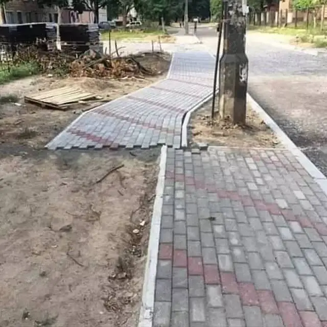 8 Potret Nyeleneh Tukang Pasang Paving di Jalan Ini Bikin Heran