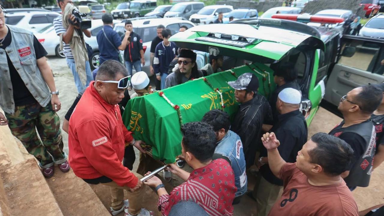 FOTO: Duka Mendalam Mengiringi Pemakaman Gary Iskak di Tanah Kusir