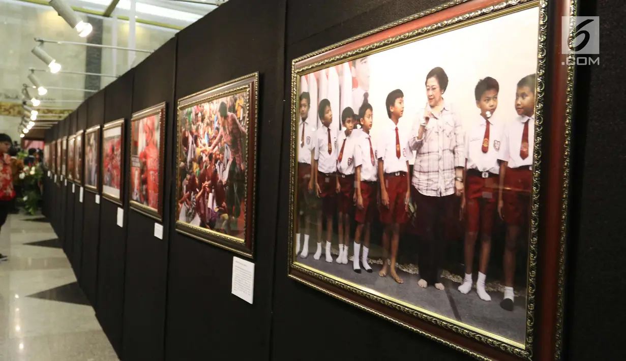 Sejumlah foto sejarah PDIP yang dipamerkan di JCC, Jakarta, Rabu (10/1). Pameran foto tersebut merupakan rekam jejak perjalanan PDIP di HUT yang ke-45. (Liputan6.com/Angga Yuniar)