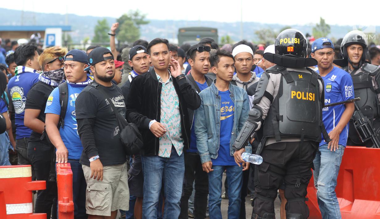 Suporter Persib antre masuk Stadion Gelora Bandung Lautan Api, Bandung, Selasa (16/1). Persib akan menjamu Sriwijaya FC pada laga perdana Piala Presiden 2018 yang akan dibuka oleh Presiden Joko Widodo. (Liputan6.com/Helmi Fithriansyah)