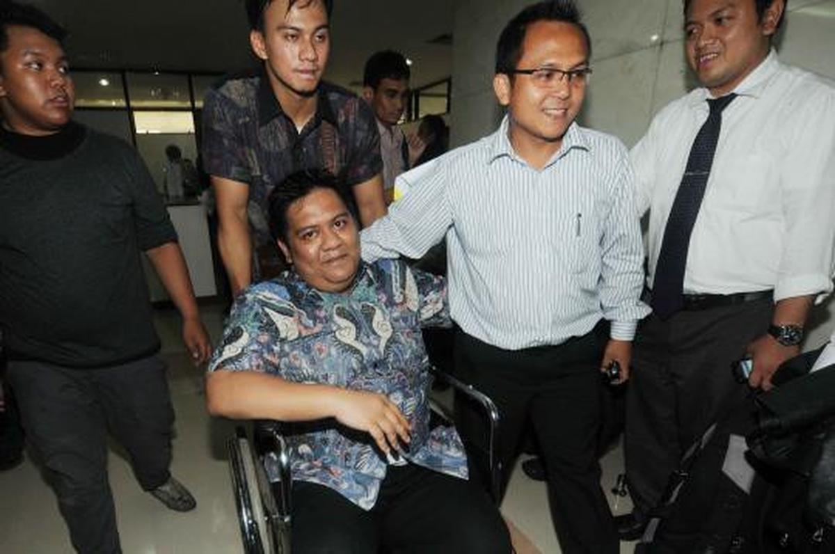Bersama anaknya, Zulkarnaen Djabar jalani sidang perdana