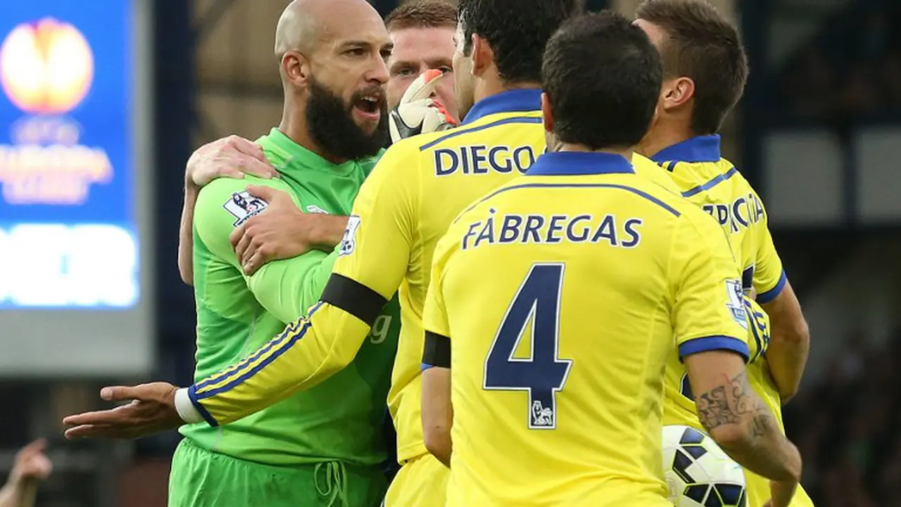 Kiper Everton Tim Howard Cekcok dengan Penyerang Chelsea Diego Costa