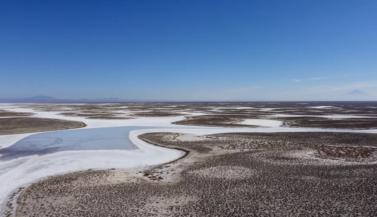 Pemandangan udara danau Tuz di Ankara, pada 26 Oktober 2021. Danau terbesar kedua di Turki dan rumah bagi beberapa spesies burung telah sepenuhnya surut tahun ini akibat perubahan iklim serta kebijakan pertanian berbahaya yang menghabiskan pasokan air bawah tanah danau.  (AP Photo/Emrah Gurel)