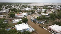 Playa Salinas digenangi air setelah Badai Fiona berlalu di Salinas, Puerto Rico, Senin, 19 September 2022. Menurut pihak berwenang, tiga orang berada di dalam rumah dan dilaporkan telah diselamatkan. (AP Photo/Alejandro Granadillo)