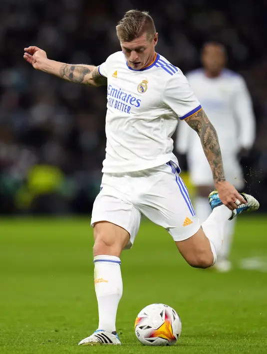 Gelandang Real Madrid, Toni Kroos menendang bola saat bertanding melawan Sevilla pada pertandingan lanjutan La Liga Spanyol di di stadion Bernabeu, Madrid, Spanyol, Senin (29/11/2021). Real Madrid menang tipis atas Sevilla 2-1. (AP Photo/Manu Fernandez)