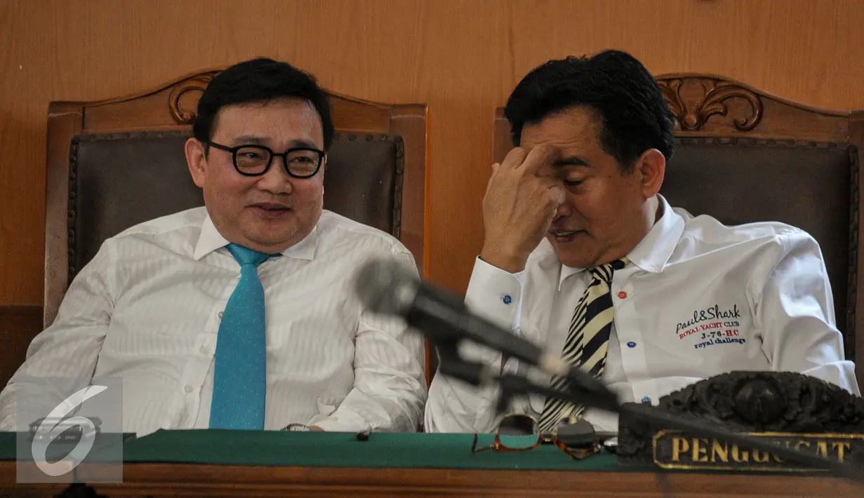 Kuasa hukum Dahlan Iskan, Yusril Ihza Mahendra (kanan) saat menghadiri sidang putusan praperadilan di Pengadilan Negeri Jaksel, Selasa (4/8/2015). Hakim mengabulkan gugatan praperadilan yang diajukan Dahlan Iskan. (Liputan6.com/Yoppy Renato)