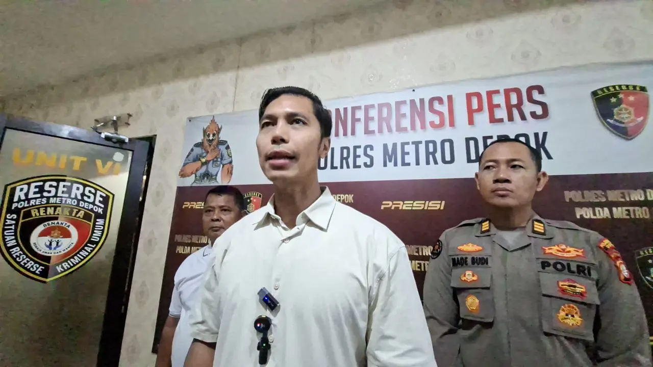 Kasat Reskrim Polres Metro Depok, Kompol Made Gede Oka saat memberikan penjelasan penganiayaan terhadap anak di Polres Metro Depok. (Liputan6.com/Dicky Agung Prihanto)