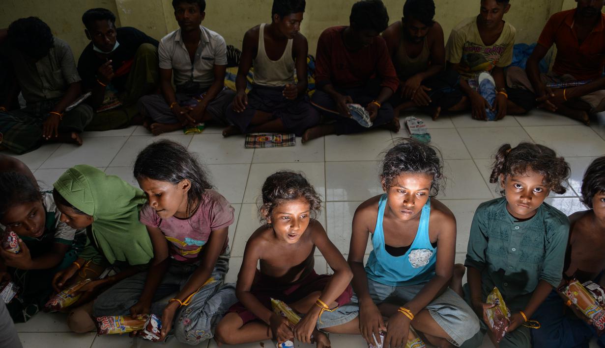 Pengungsi Rohingya menunggu di pusat penampungan sementara bekas kantor Imigrasi Punteuet di Lhokseumawe, Aceh Utara (26/6/2020). Dari hasil tes tersebut, mereka semua dinyatakan non reaktif. (AFP Photo/CHAIDEER MAHYUDDIN)