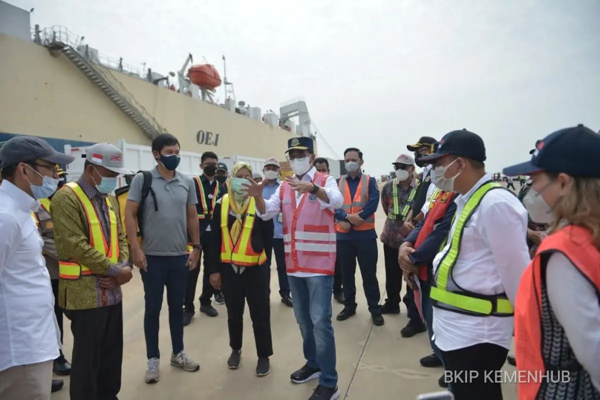 Menteri Perhubungan Budi Karya Sumadi saat memantau aktivitas ekspor di Pelabuhan Patimban, Sabtu (5/3/2022). (Dok Kemenhub)
