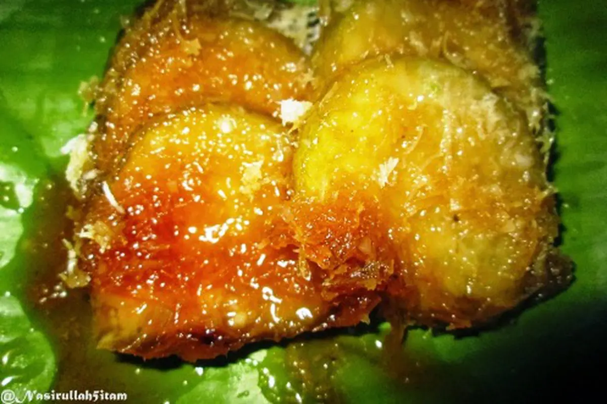 Legitnya Kue Lopis Ketan Berlumur Gula Merah