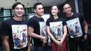 Para pemain film 'Negeri Van Oranje', Abimana Aryasatya, Arifin Putra, Tatjana Saphira, dan Ge Pamungkas saat peluncuran poster film di Kuningan, Jakarta Selatan, Jumat (7/8/2015). (Galih W. Satria/Bintang.com)