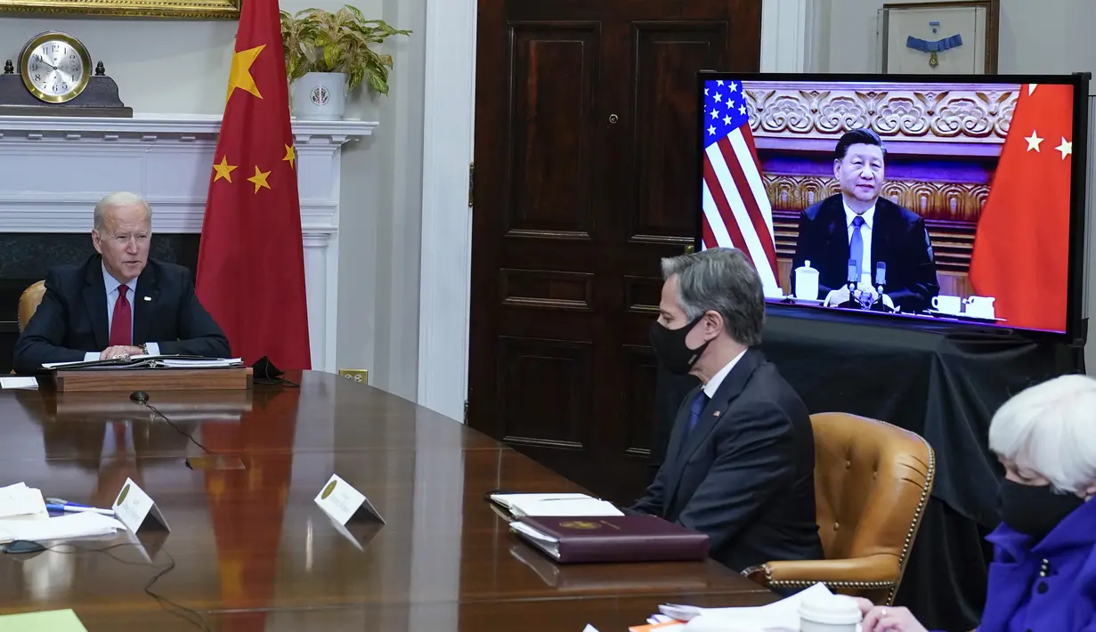 Presiden Joe Biden bertemu secara virtual dengan Presiden China Xi Jinping dari Ruang Roosevelt Gedung Putih di Washington, Senin (15/22/2021). Dalam pertemuan tersebut, Biden membicarakan pembicaraan secara jujur tentang isu HAM dan masalah keamanan. (AP Photo/Susan Walsh)