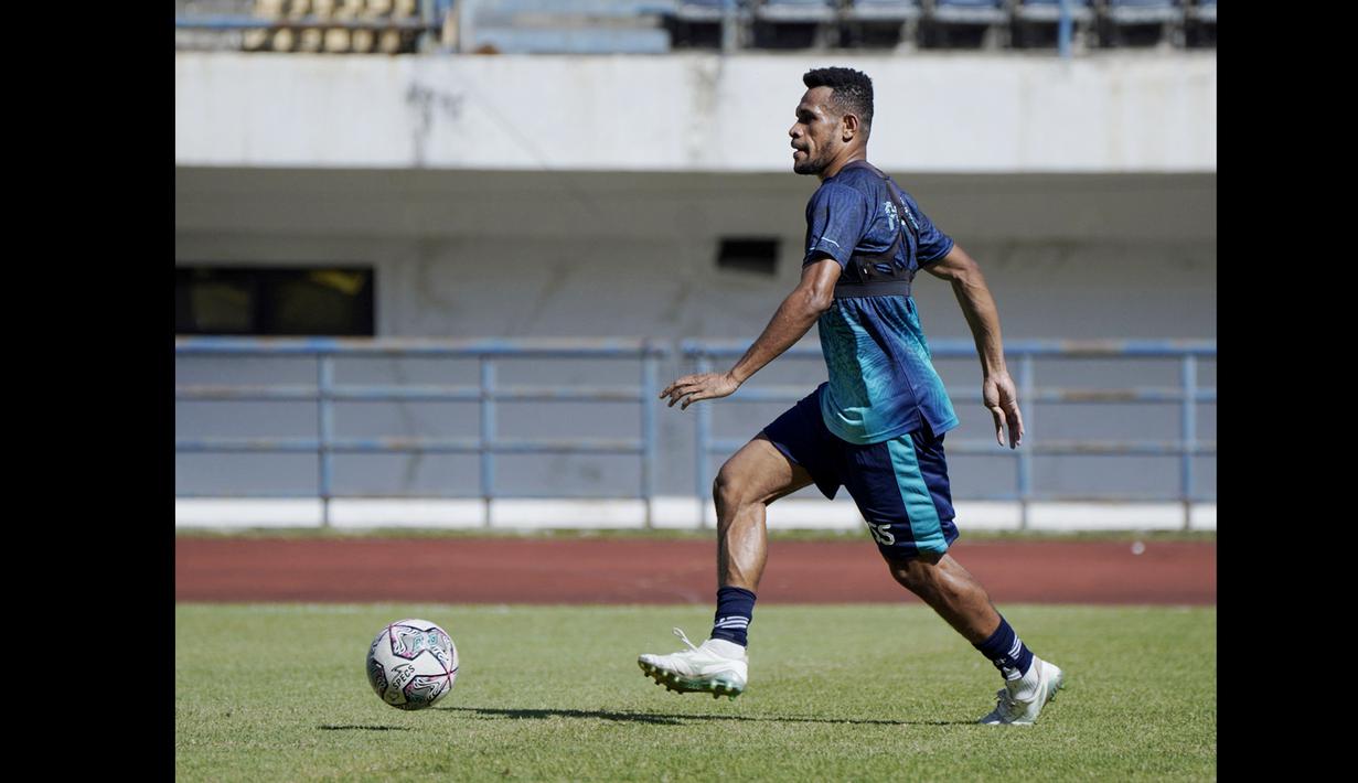 Ricky Kambuaya menggiring tampak bersemangat saat mengikuti sesi latihan Persib Bandung jelang menghadapi PSS Sleman di perempat final Piala Presiden 2022. (Dok. Persib)
