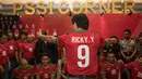 Ricky Yakobi merapikan barisan para Kapten Timnas Indonesia sebelum berfoto pada Kongres Tahunan PSSI 2017 di Bandung, (8/1/2017). (Bola.com/Vitalis Yogi Trisna)