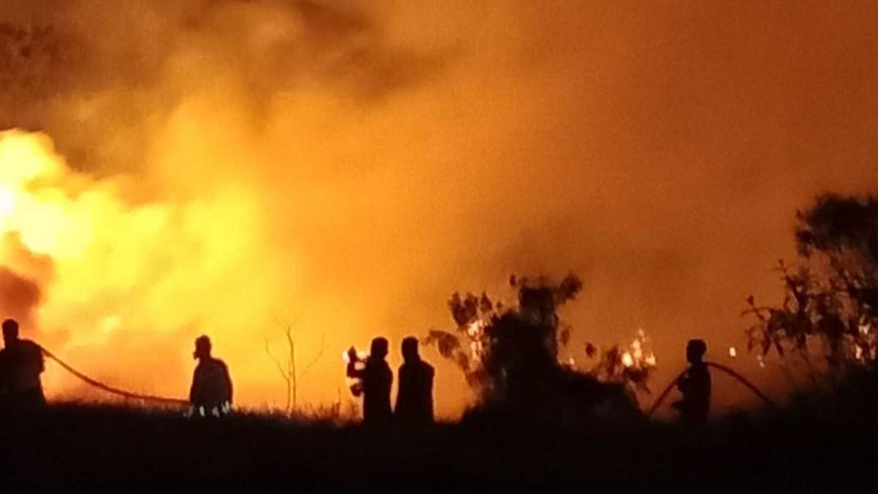 Tim Manggala Agni, BPBD, TNI, dan Polri, berjibaku memadamkan api. Petugas kewalahan menghadapi api karena besarnya kebakaran ditambah angin kencang.<br>