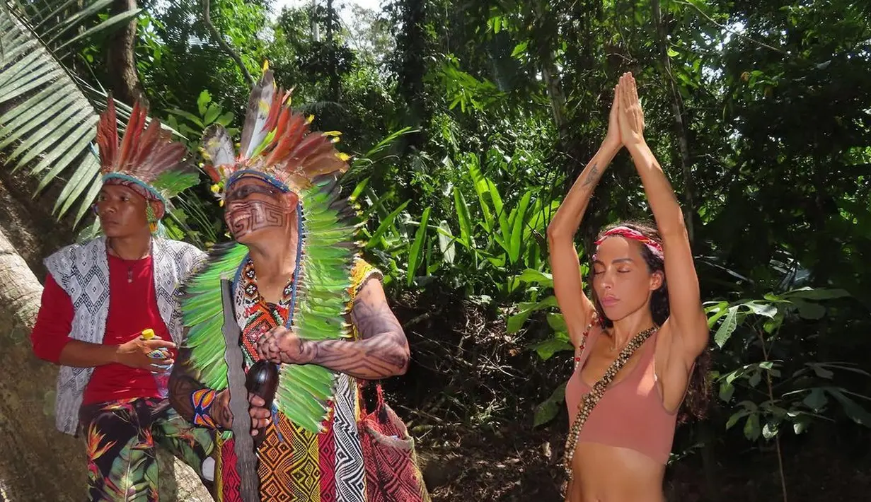 Selama tiga minggu Ines Rau berada di hutan Amazone. Tak sekedar melakukan program khusus saja tapi juga di sana ia belajar dan mencapai transformasi spirutal terbesar. (Foto: Instagram/@supa_ines)