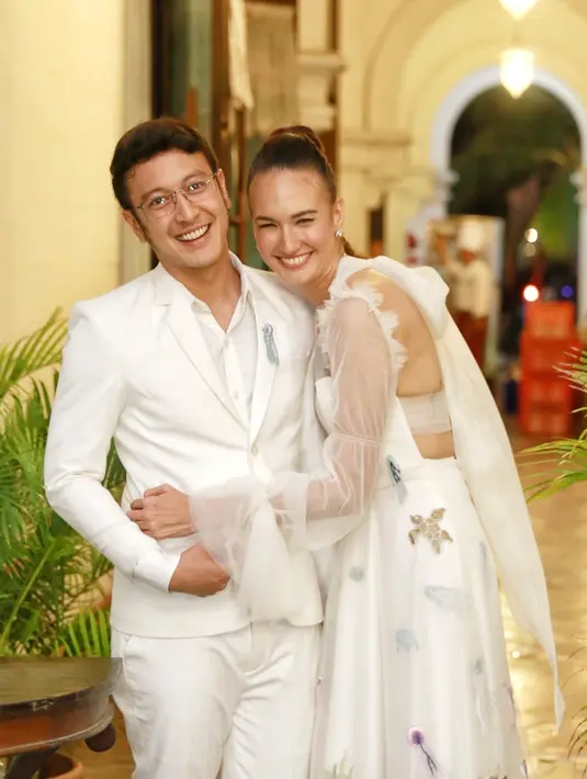 Yang menarik untuk dibahas adalah awal pertama kali mereka menjalin asmara. Dimas Anggara mengatakan, menikahi seorang Nadine Chandrawinata merupakan mimpi seorang fans yang menjadi kenyataan. (Adrian Putra/Bintang.com)