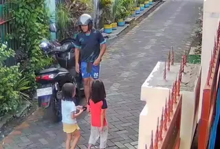 tangkapan layar CCTV pria eksibisionis di Makassar. (istimewa)