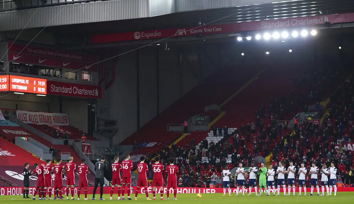 Pemain Liverpool dan Tottenham Hotspur bertepuk tangan saat memberi penghormatan kepada mantan manajer Liverpool Gerard Houllier pada pertandingan Liga Inggris di Anfield, Liverpool, Inggris, Rabu (16/12/2020). Liverpool mengudeta Tottenham dari puncak klasemen usai menang 2-1. (AP Photo/Jon Super)
