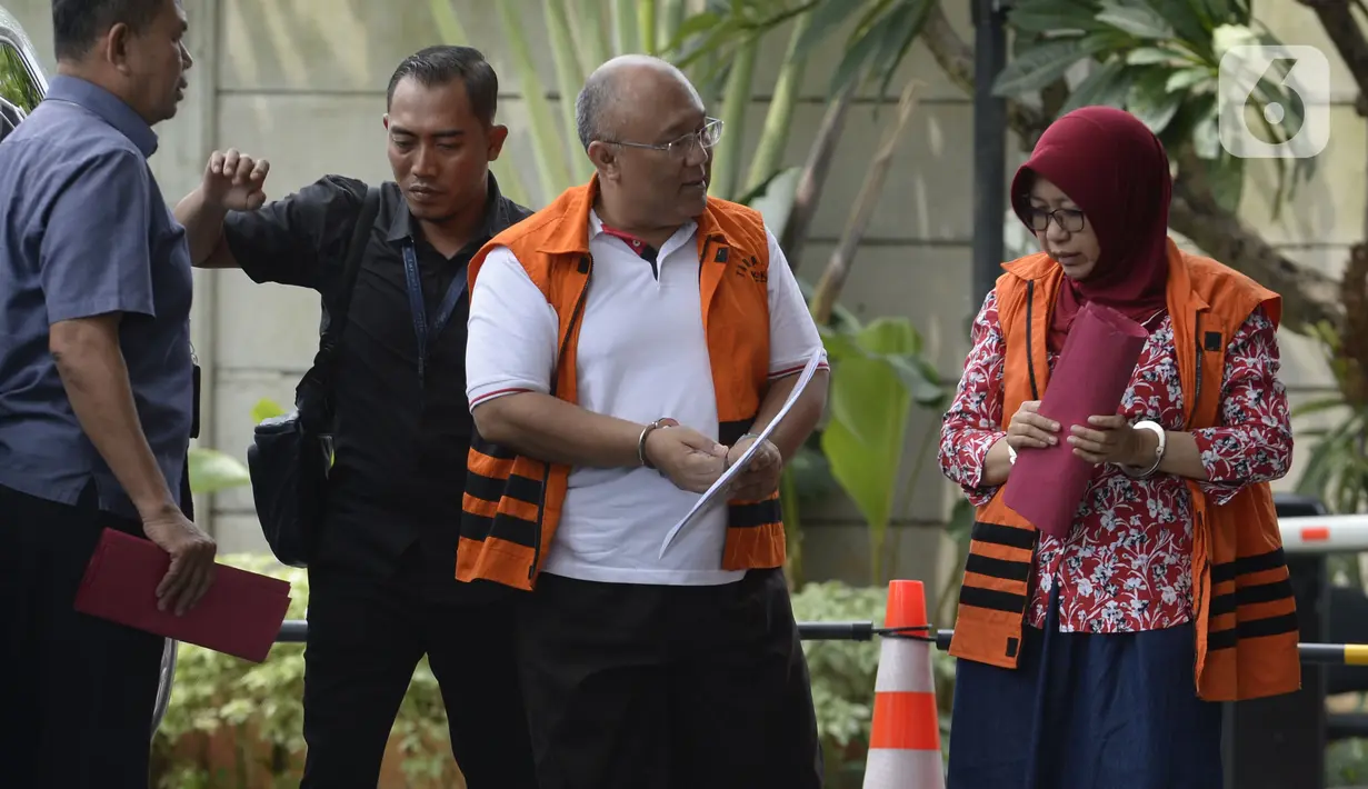 Pejabat Pembuat Komitmen Dinas PU, Bina Marga, dan SDA, Judi Tetrahastoto (kiri) dan Kepala Dinas PU dan SDA, Sunarti Setyaningsih tiba di Gedung KPK, Jakarta, Kamis (16/1/2020).  Keduanya terlibat kasus suap proyek infrastruktur di Dinas PUPR Kabupaten Sidoarjo. (merdeka.com/Dwi Narwoko)
