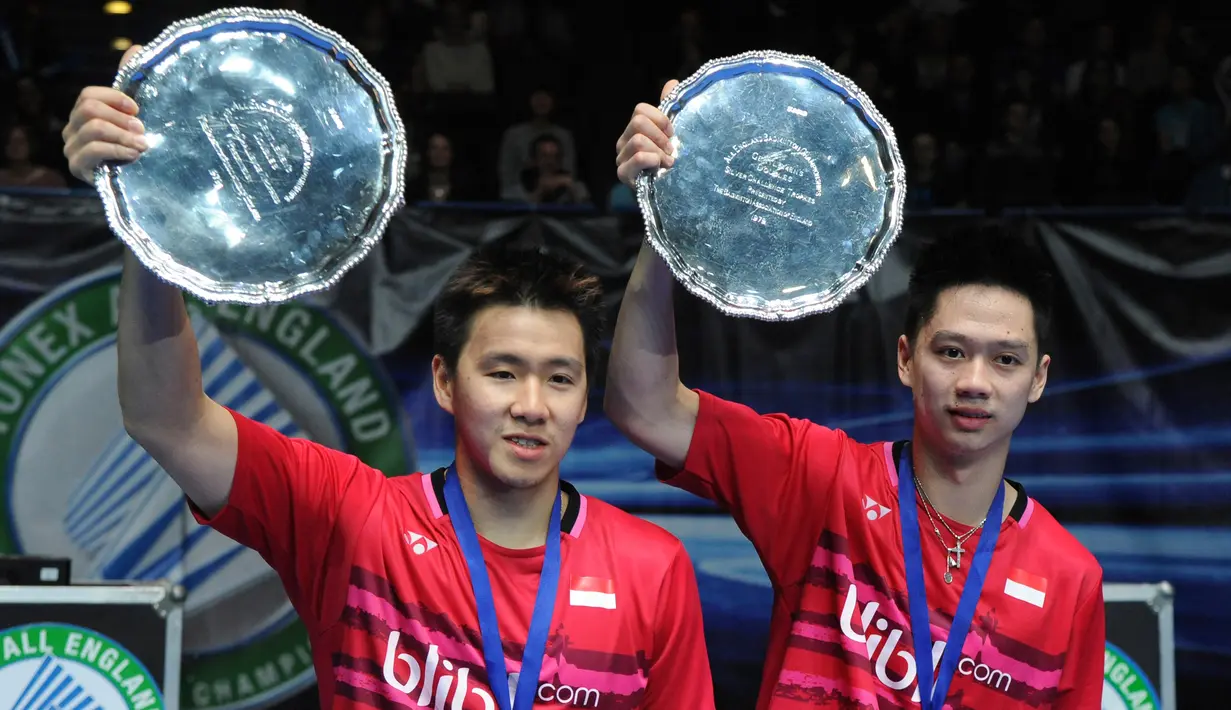 Ganda putra Indonesia, Marcus Fernaldi Gideon dan Kevin Sanjaya Sukamuljo berpose setelah mengalahkan pasangan Tiongkok, Li Junhui/Liu Yuchen pada laga final All England Open 2017 di Birmingham, Ingggris, Minggu (12/3). (AP Photo/Rui Vieira)
