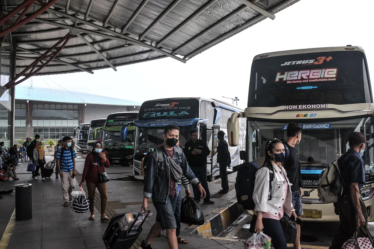FOTO: Libur Nataru, Penumpang Bus AKAP Wajib Tes Antigen