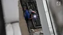 Aktivitas pekerja saat menyelesaikan renovasi di Terminal Manggarai, Jakarta, Selasa (4/9). Dinas Perhubungan DKI mulai merenovasi sarana dan prasarana di Terminal Manggarai setelah berbulan-bulan rusak dan terbengkalai. (Merdeka.com/Iqbal S Nugroho)