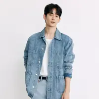 Kim Soo Hyun di iklan brand fesyen Filipina, Bench, menandai comeback-nya setelah vakum buntut kontroversi dugaan hubungan dengan mendiang Kim Sae Ron. (dok. Instagram @benchtm)