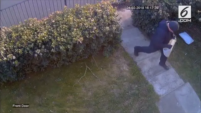 Aksi pencurian paket di halaman rumah oleh seorang pria.