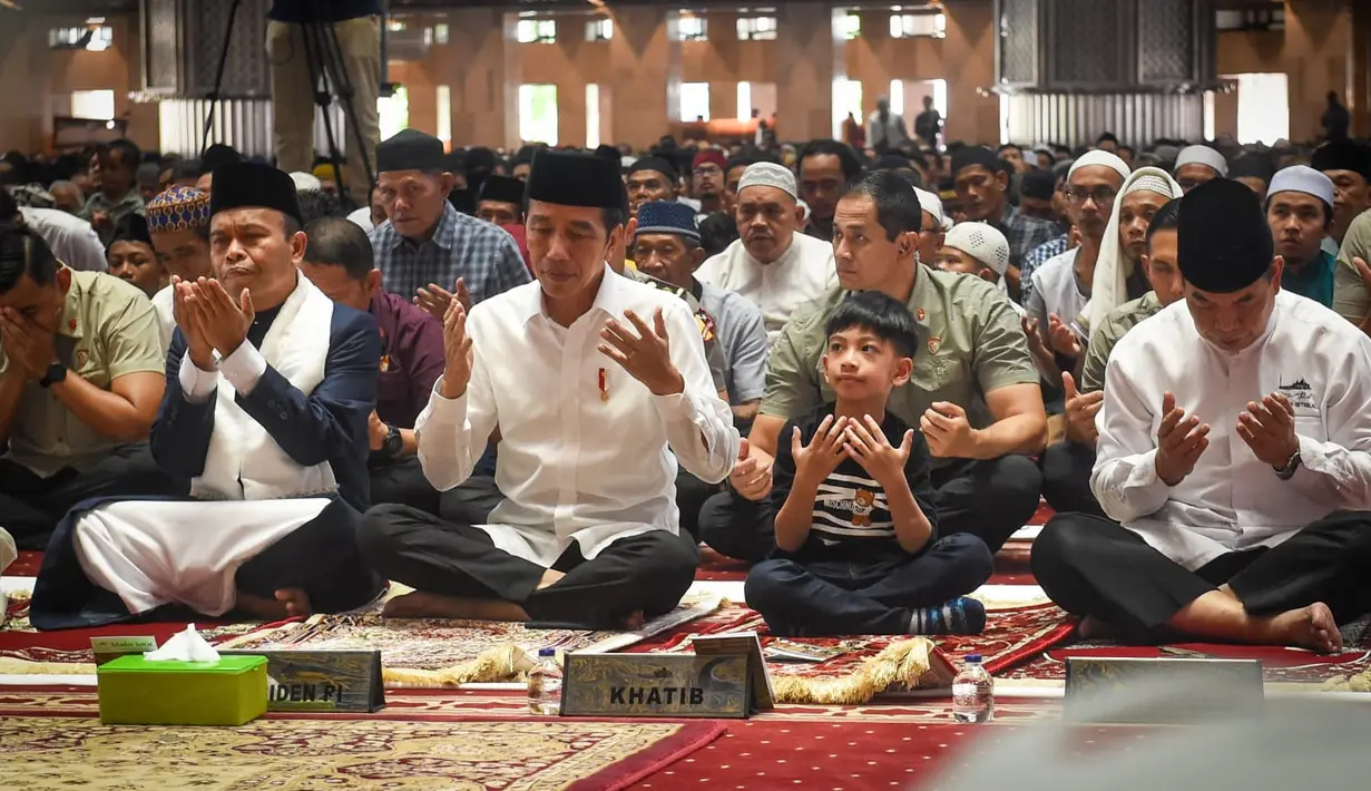 Sedangkan  Jan Ethes terlihat memakai kaus hitam lengan panjang dan celana panjang hitam. (Foto: Biro Pers Sekretariat Presiden)