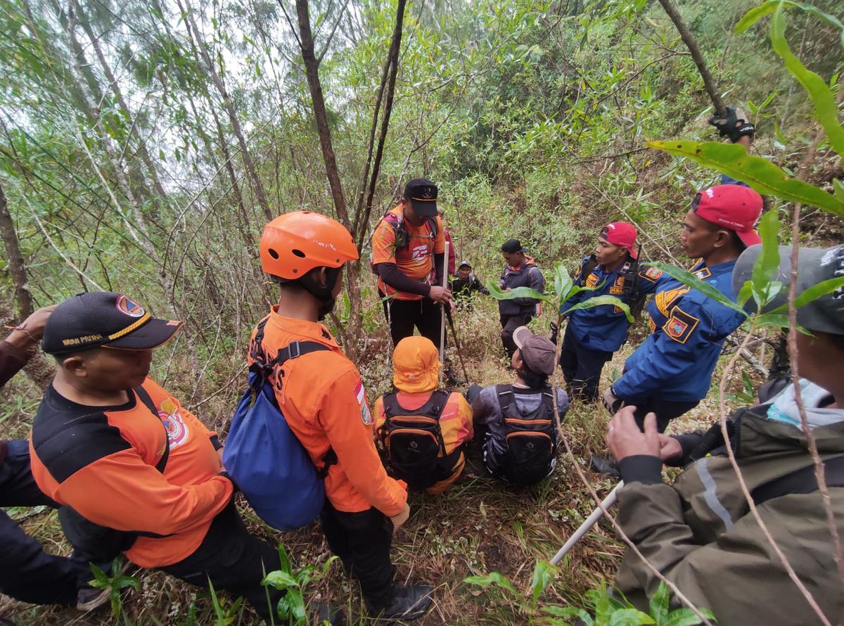 Dua pendaki saat dievakuasi, Rabu (9/9). (Dokumentasi Humas Basarnas Bali).
